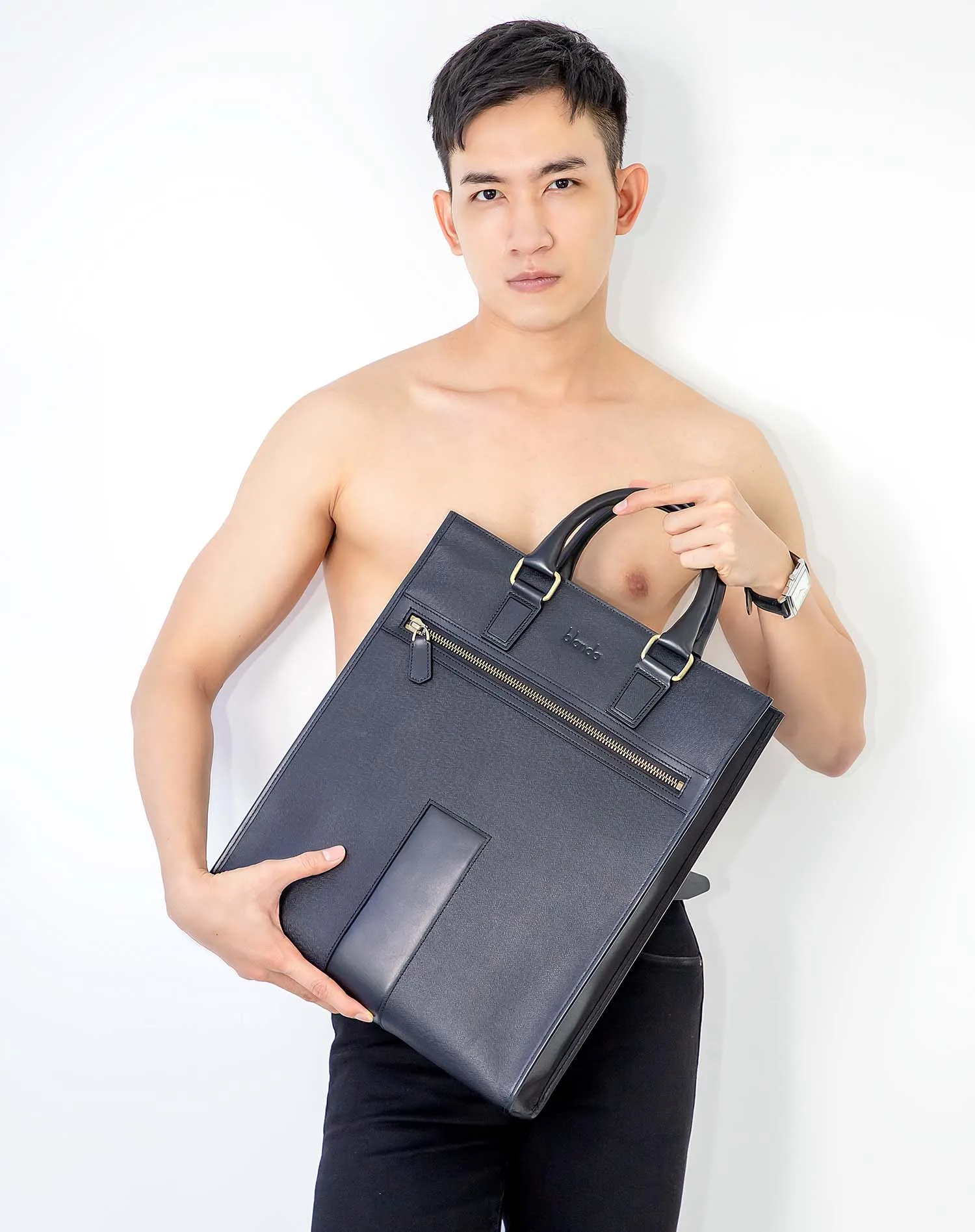 Chọn túi xách có họa tiết phù hợp với dáng người