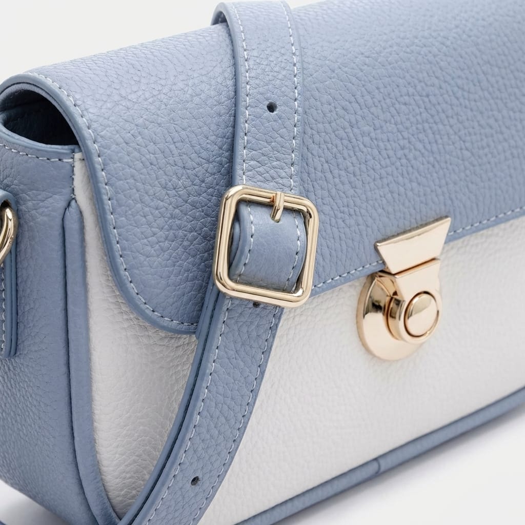 Cận cảnh chất liệu da, đường may tỉ mỉ và khóa kim loại của túi đeo chéo nữ 9TNBH172